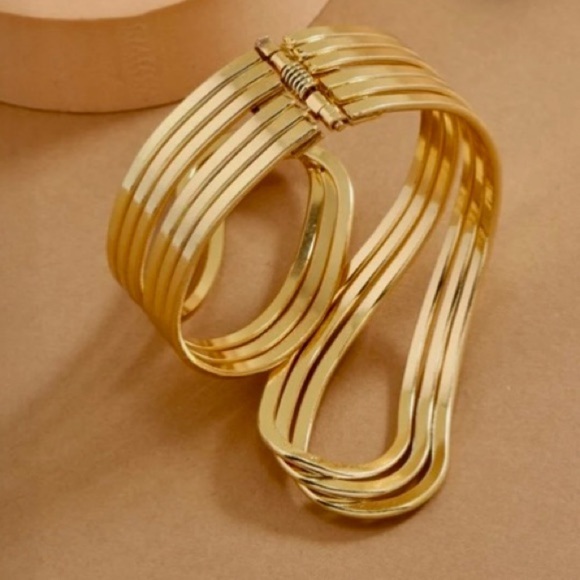 Stunning Gold Tone Cuff Bracelet with Modern Waves and a Spring Hinge. - Picture 4 of 10